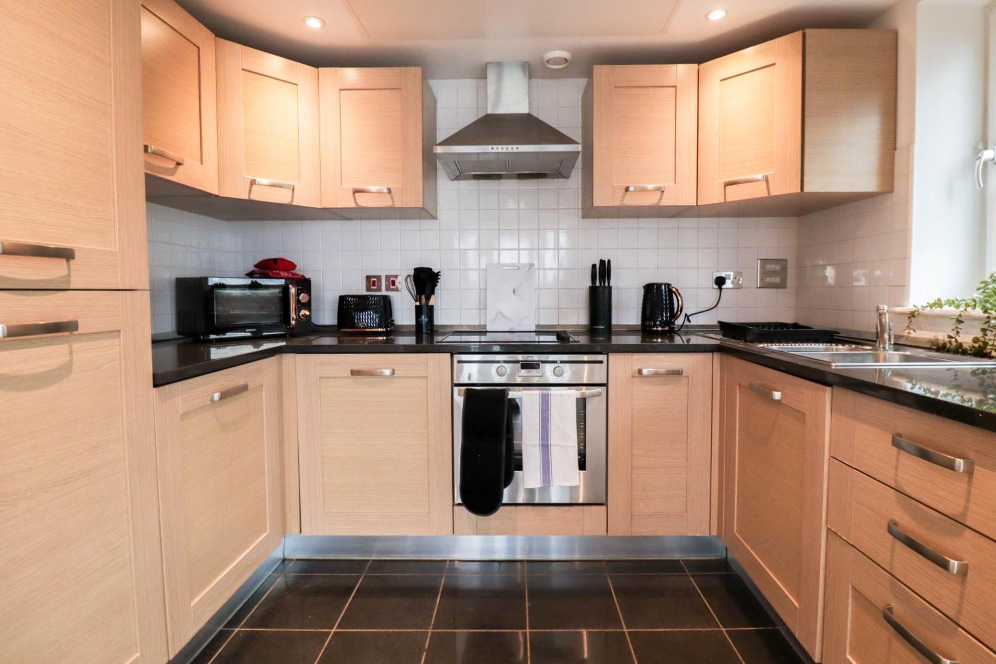 Spacious And Sunny Flat L River Balcony View ! London